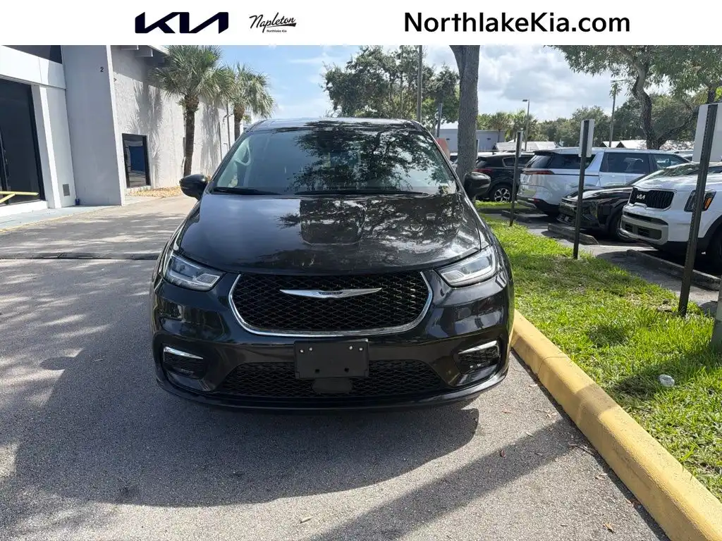 2023 Chrysler Pacifica Hybrid Touring L's photo