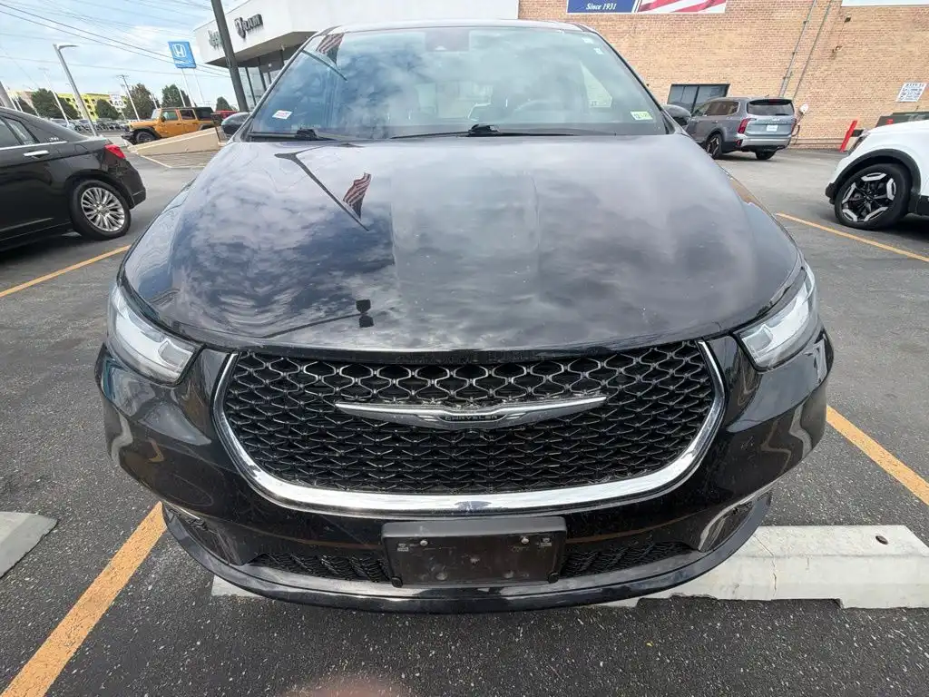 2025 Chrysler Pacifica Select's photo