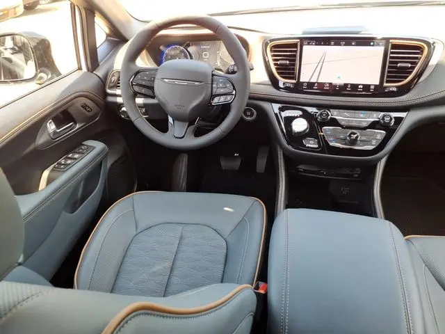 2027 Chrysler Pacifica Pinnacle AWD photo 4