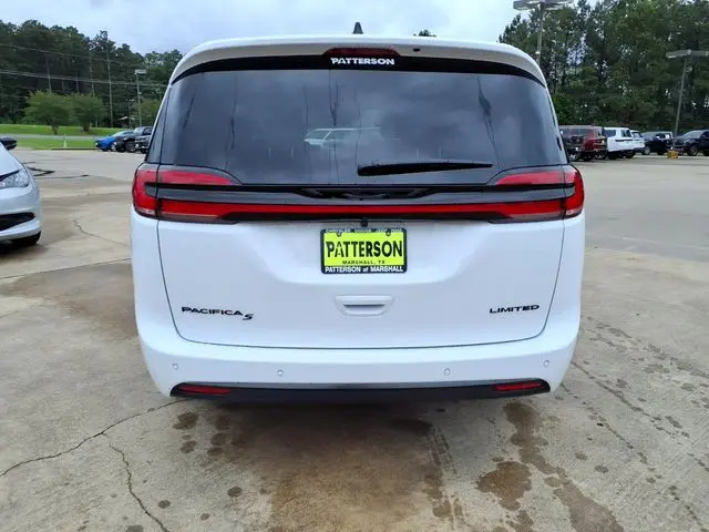 2027 Chrysler Pacifica Limited photo 3