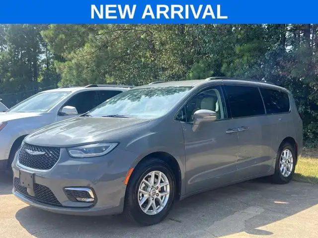 2021 Chrysler Pacifica Touring L's photo