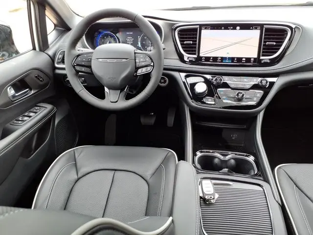 2027 Chrysler Pacifica Limited photo 4