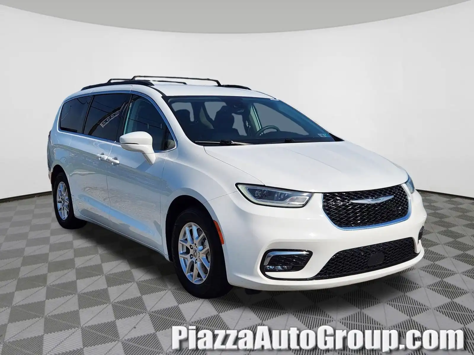 2022 Chrysler Pacifica Touring L's photo