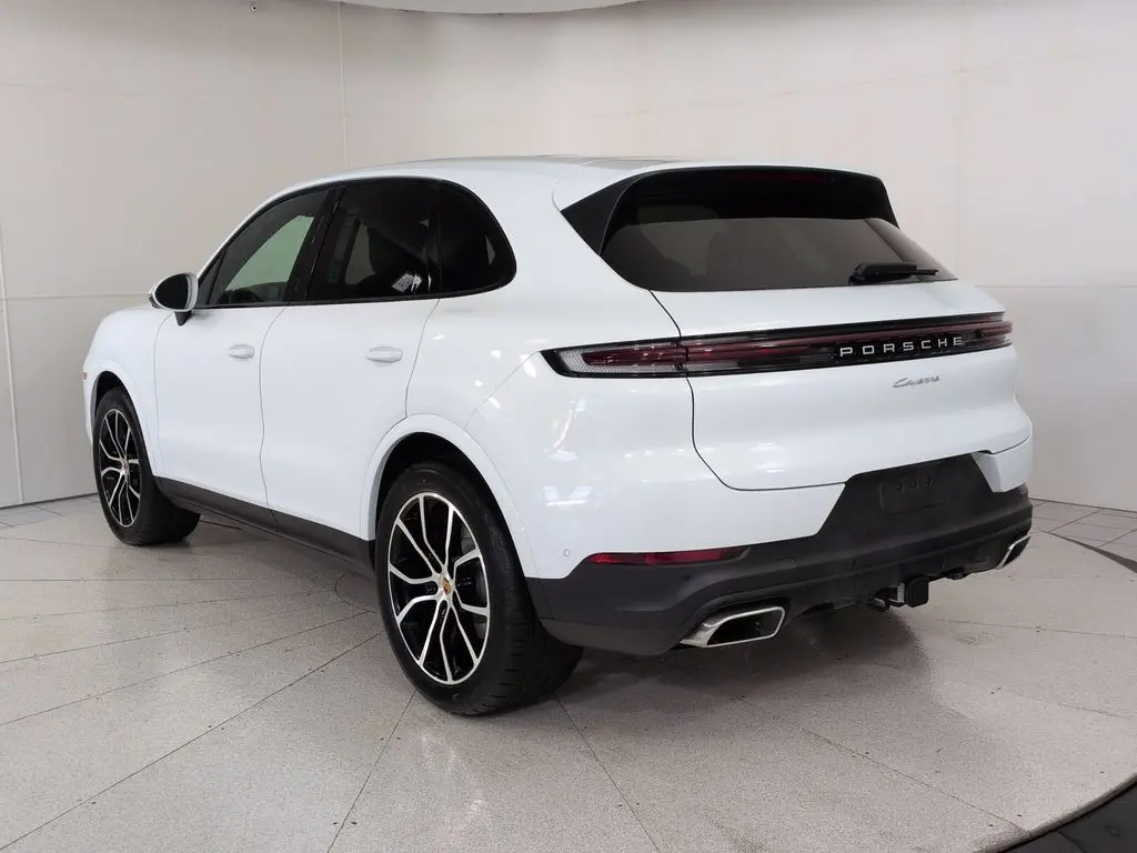 2026 Porsche Cayenne Base photo 3