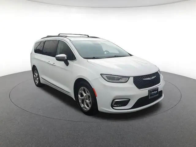 2023 Chrysler Pacifica Limited photo 3