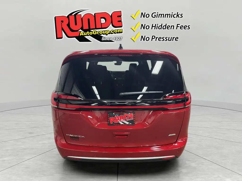 2027 Chrysler Pacifica Select AWD photo 4