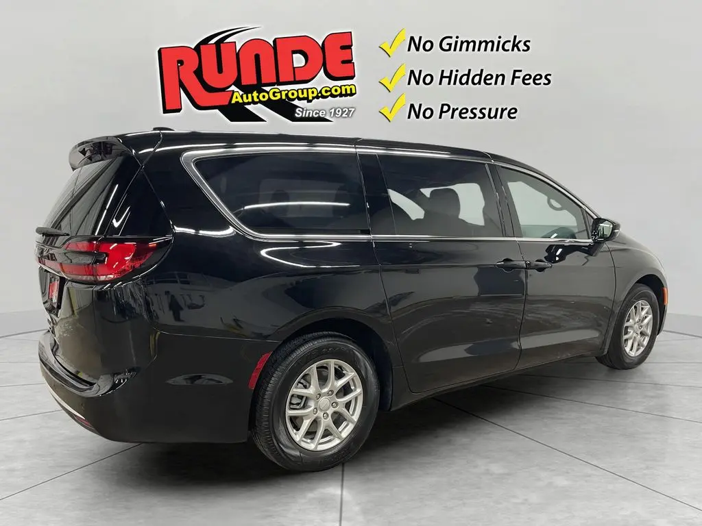 2027 Chrysler Pacifica Select photo 4