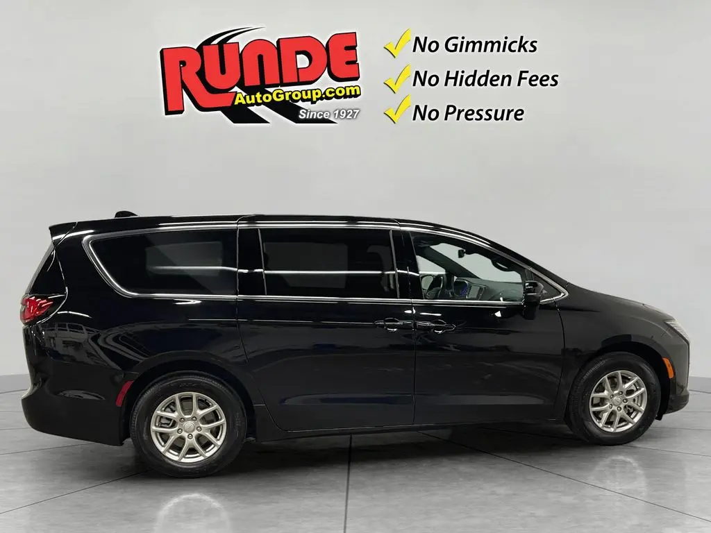 2027 Chrysler Pacifica Select photo 5