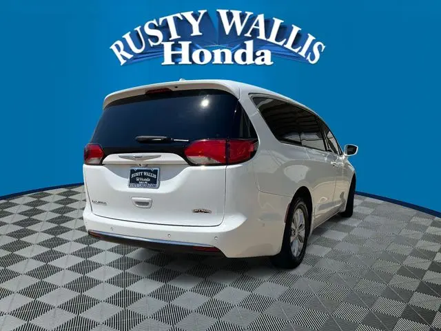 2020 Chrysler Pacifica Touring photo 3