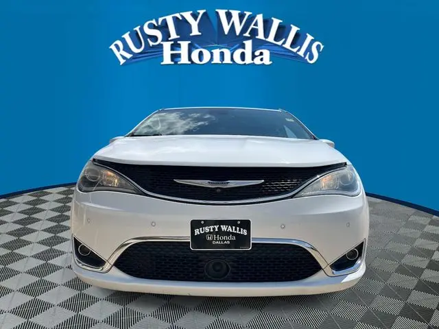 2020 Chrysler Pacifica Touring photo 4