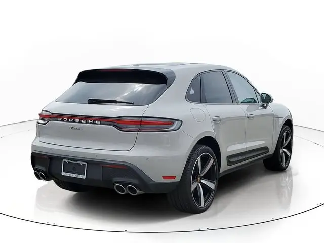 2026 Porsche Macan Base photo 3