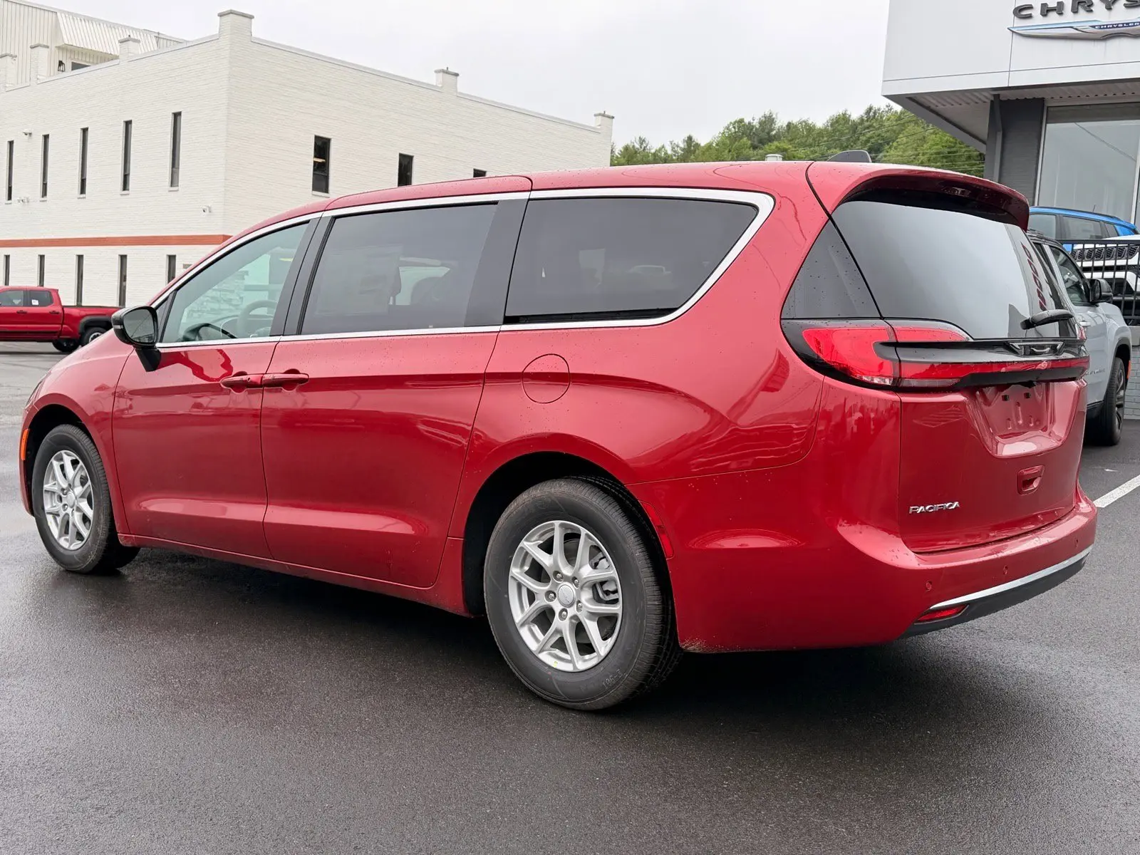 2027 Chrysler Pacifica Select photo 4