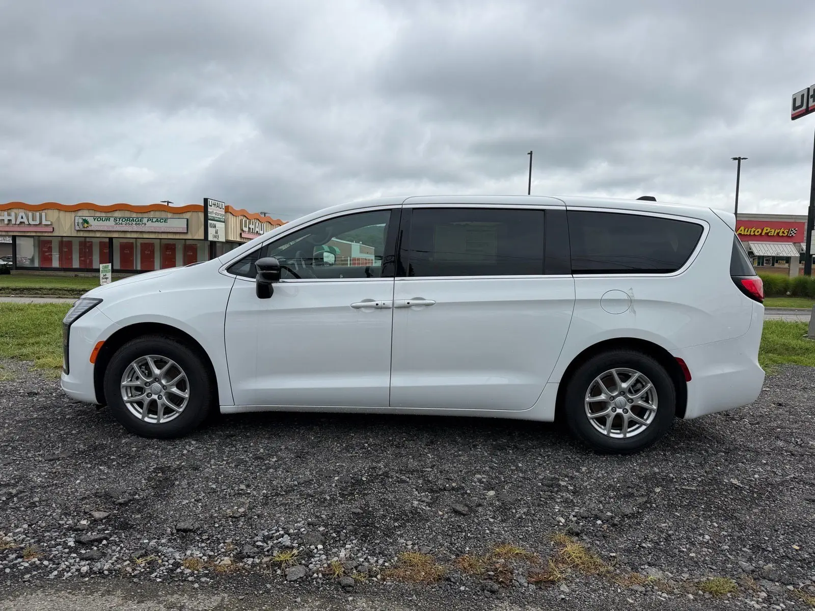 2027 Chrysler Pacifica Select photo 3