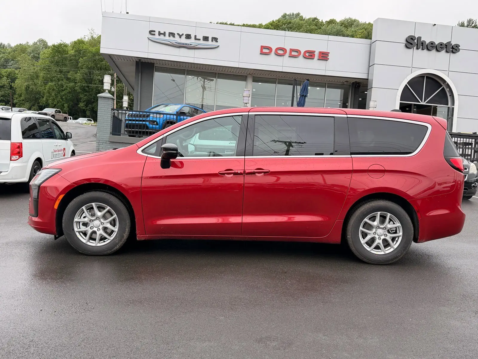 2027 Chrysler Pacifica Select photo 3