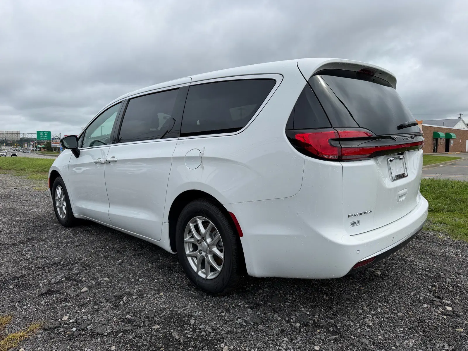 2027 Chrysler Pacifica Select photo 4