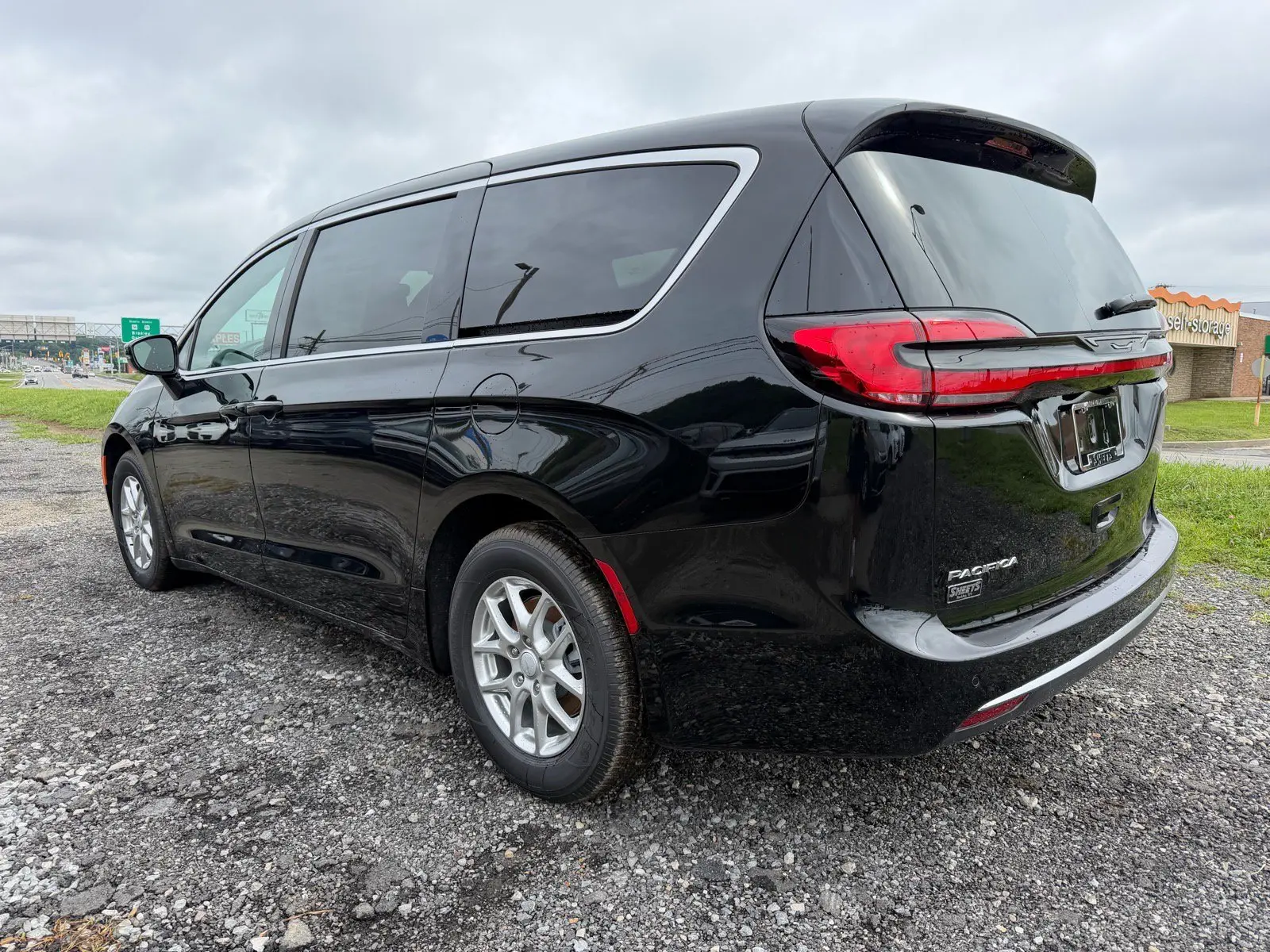 2027 Chrysler Pacifica Select photo 4