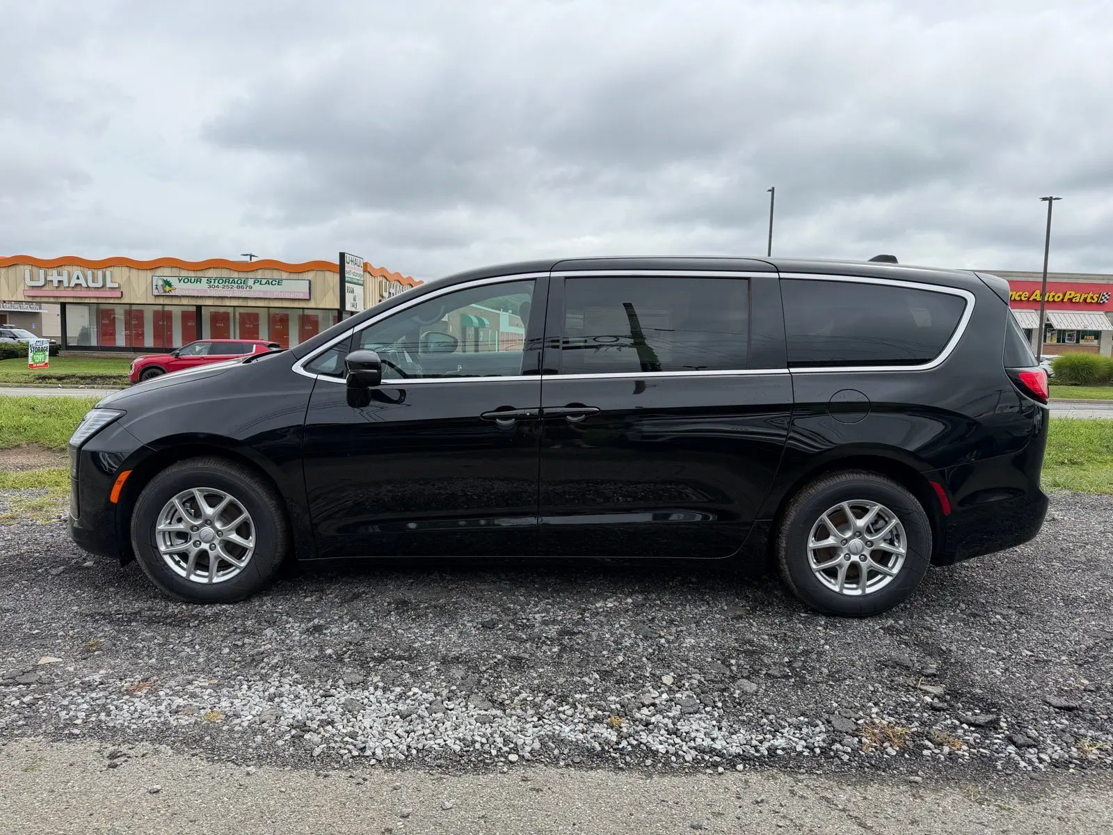 2027 Chrysler Pacifica Select photo 3