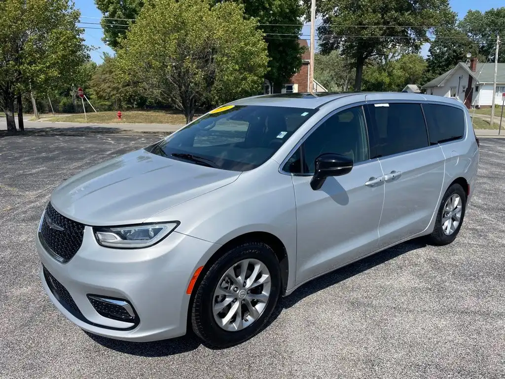 2026 Chrysler Pacifica Limited's photo