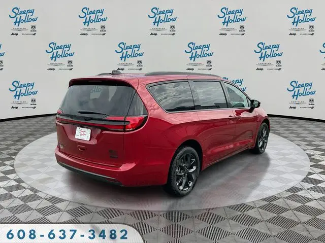 2027 Chrysler Pacifica Select AWD photo 5