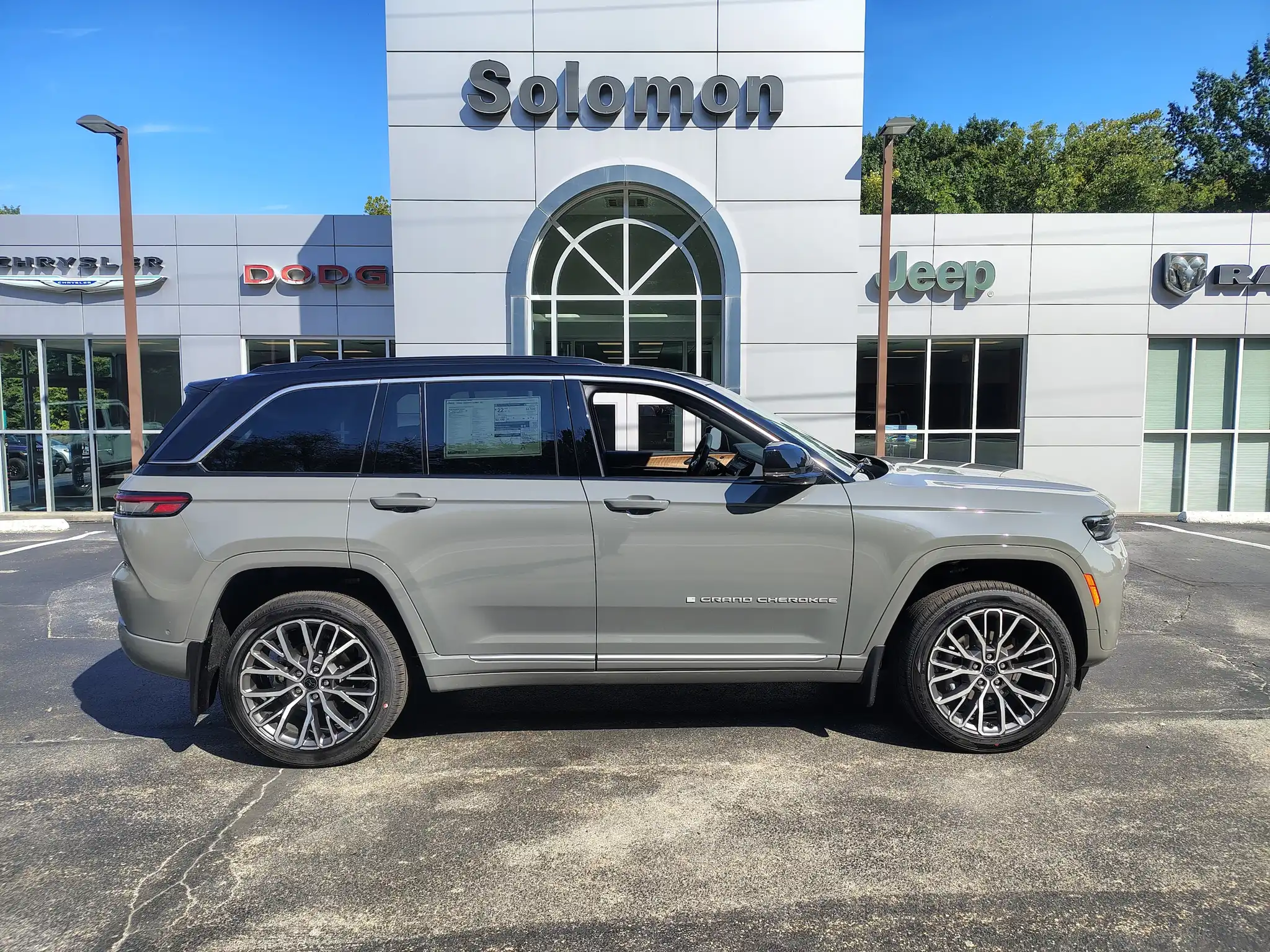 2027 Jeep Grand Cherokee Summit 4WD's photo