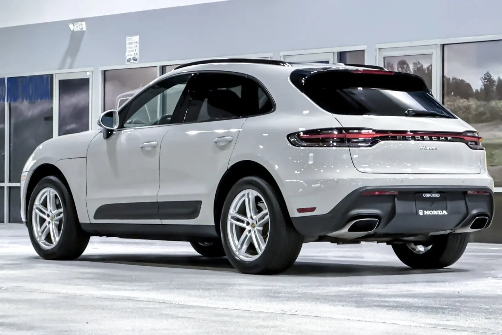 2023 Porsche Macan Base photo 3