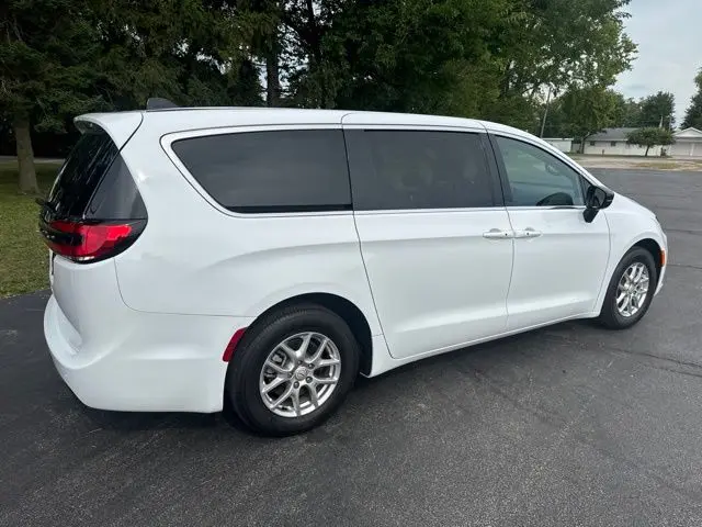 2026 Chrysler Pacifica Select photo 5
