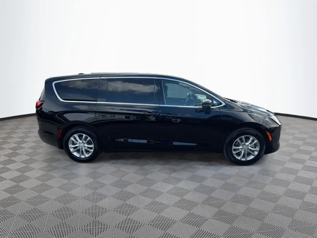 2027 Chrysler Pacifica Select photo 4