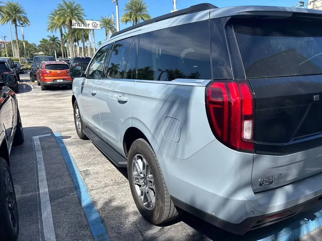 2025 Ford Expedition Active photo 4