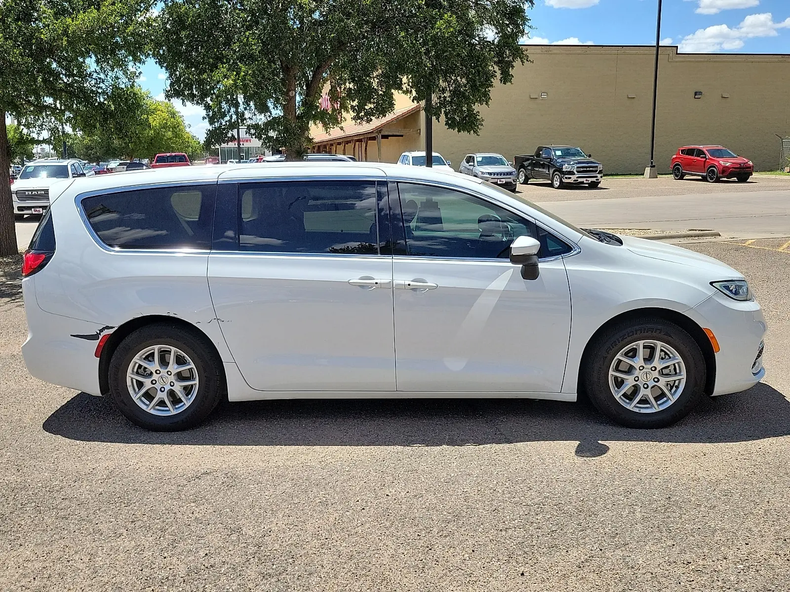2023 Chrysler Pacifica Touring L photo 5