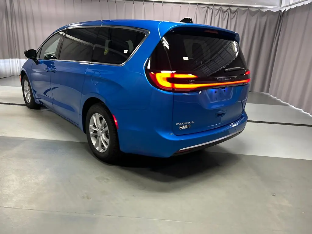 2027 Chrysler Pacifica Select photo 5