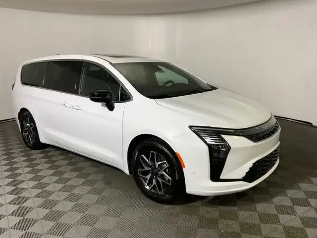 2027 Chrysler Pacifica Limited's photo