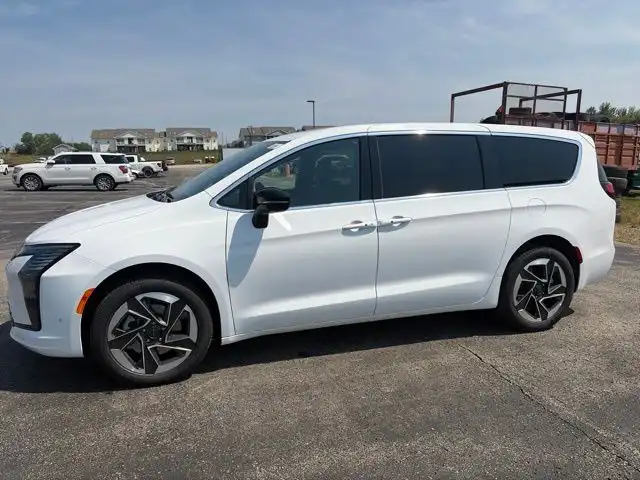 2027 Chrysler Pacifica Limited AWD's photo