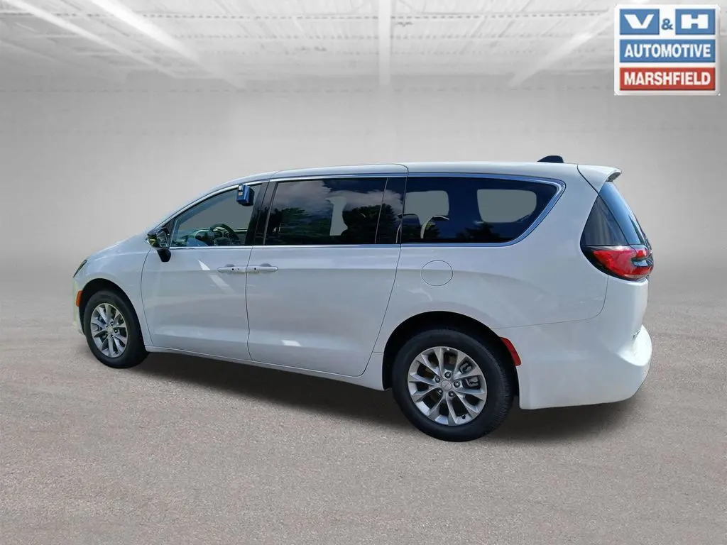 2027 Chrysler Pacifica Select AWD photo 4
