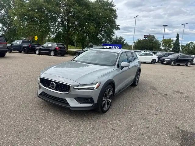 2025 Volvo V60 Cross Country B5 Plus AWD's photo