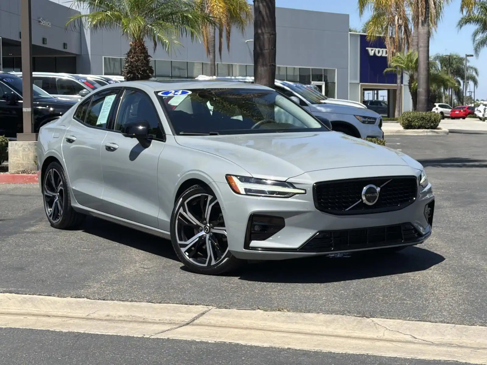 2024 Volvo S60 B5 Plus Dark Theme AWD's photo