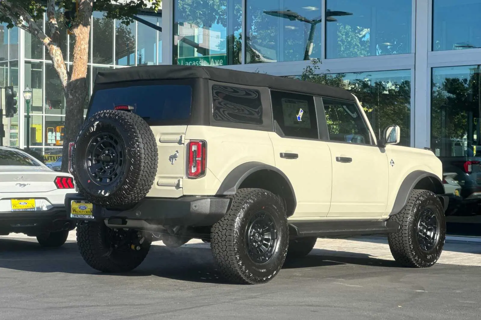 2026 Ford Bronco Outer Banks 4WD photo 4