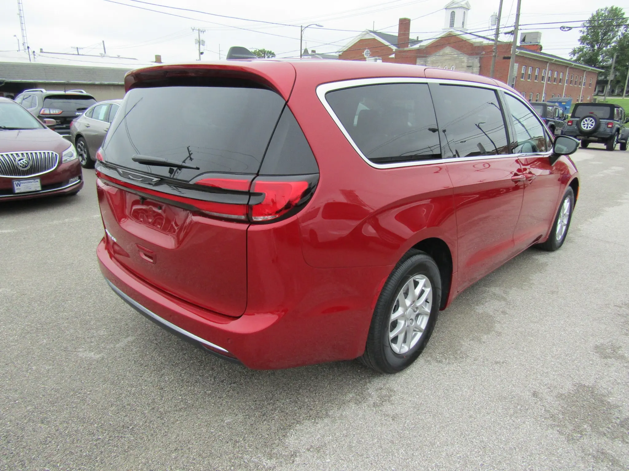 2027 Chrysler Pacifica Select photo 3