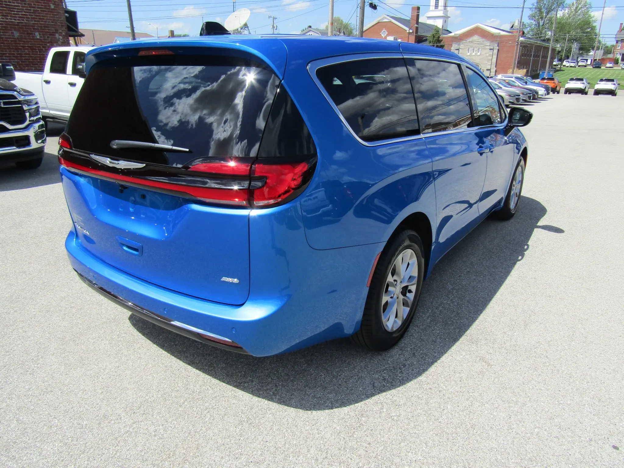 2026 Chrysler Pacifica Select AWD photo 3
