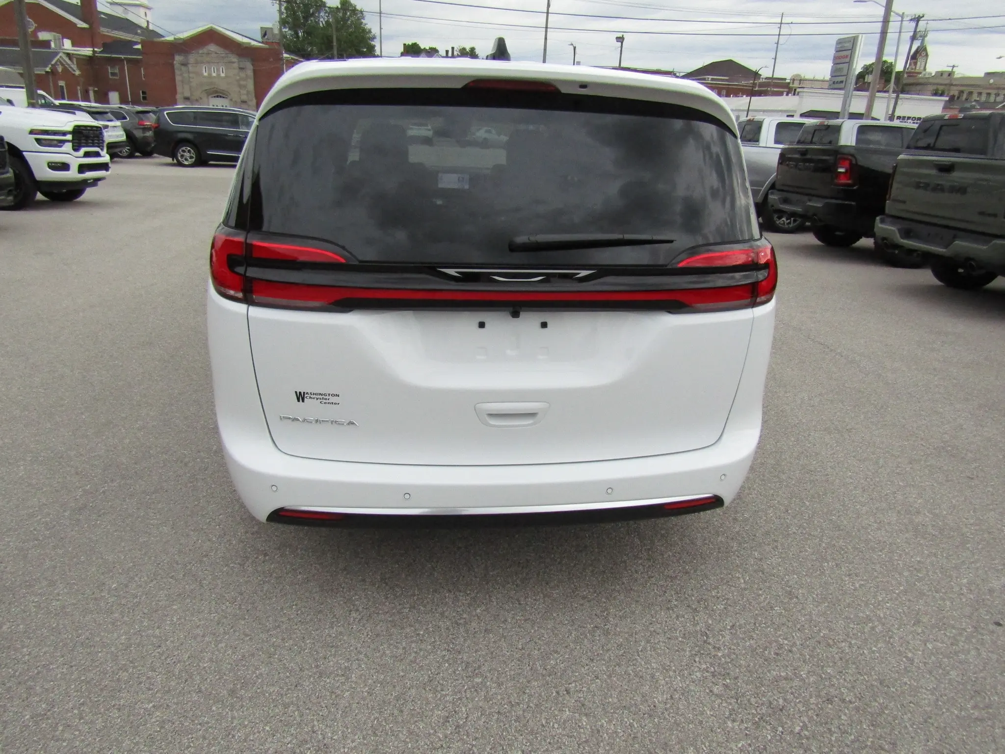 2027 Chrysler Pacifica Select photo 4