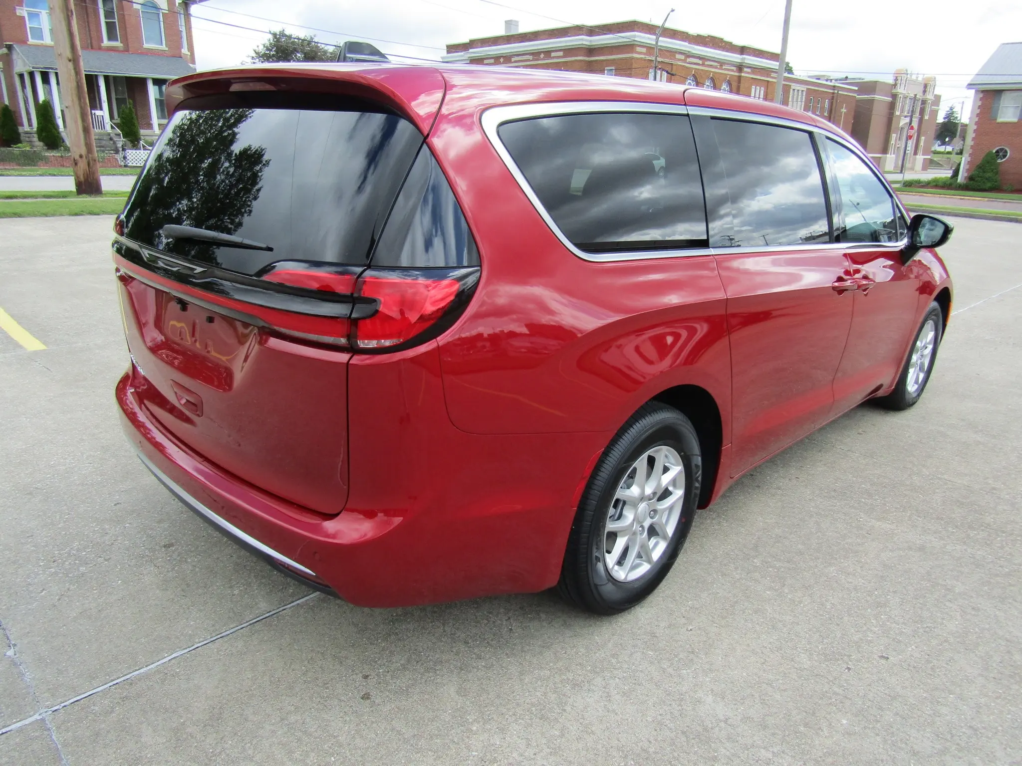 2027 Chrysler Pacifica Select photo 4