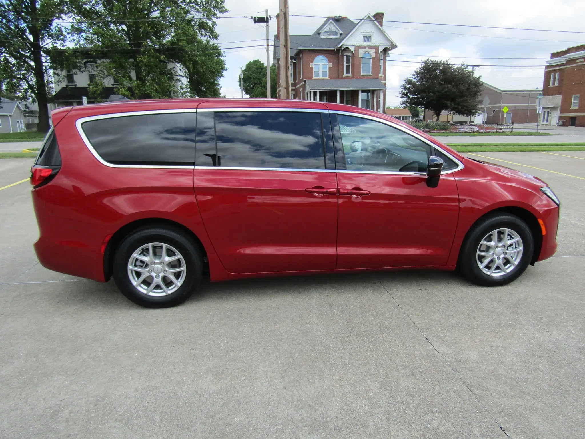 2027 Chrysler Pacifica Select photo 3