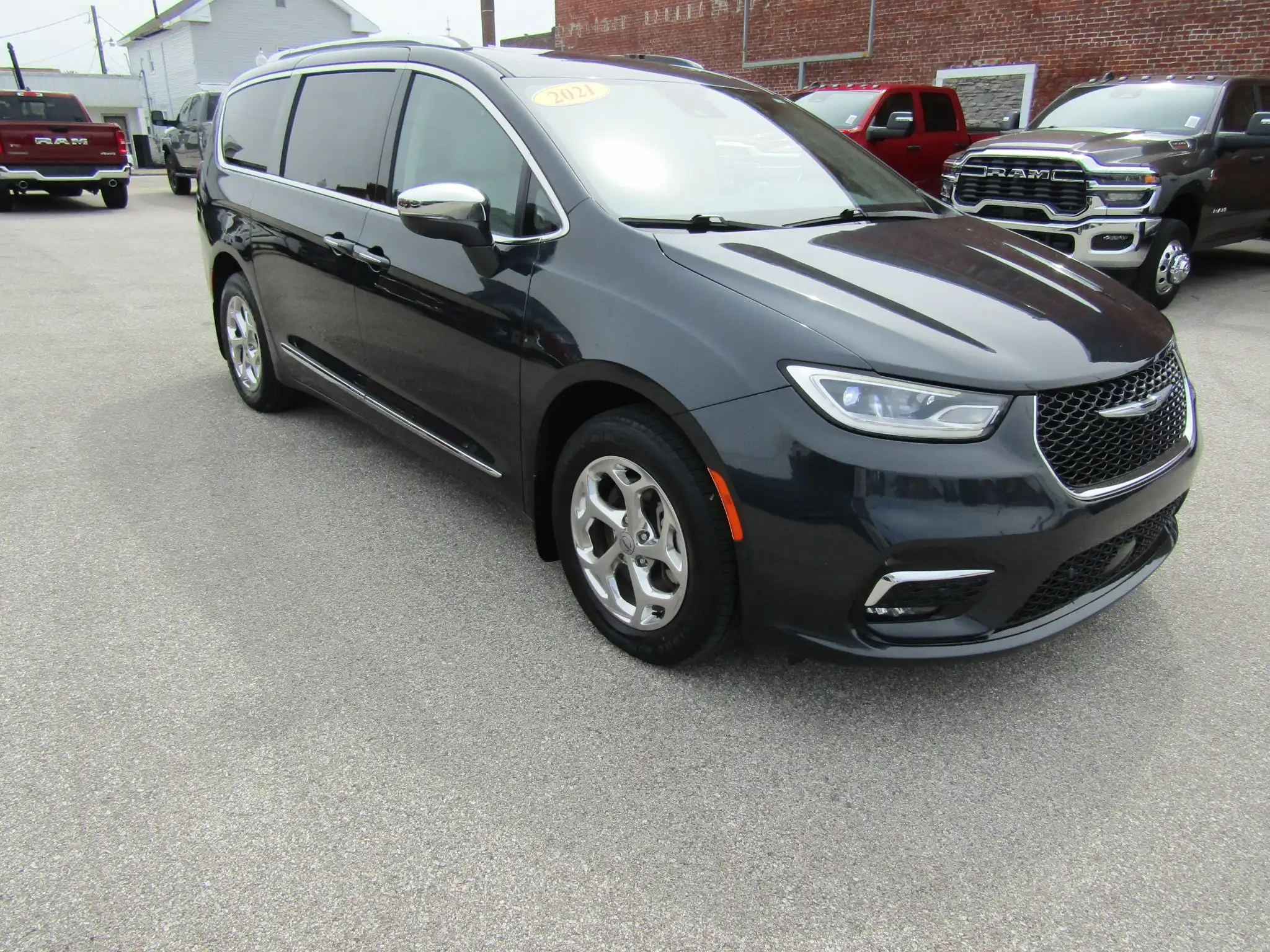2021 Chrysler Pacifica Limited's photo