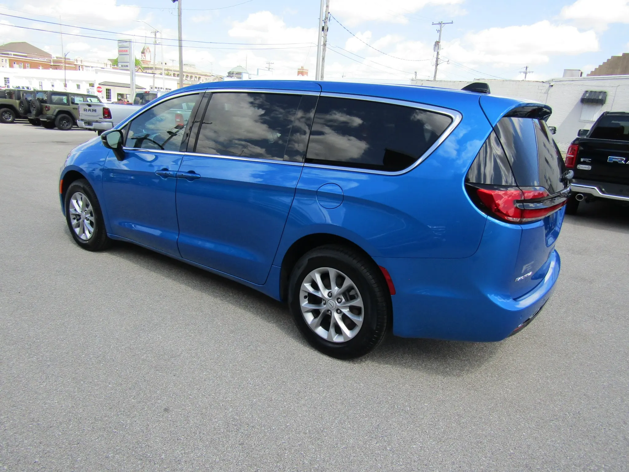 2026 Chrysler Pacifica Select AWD photo 5
