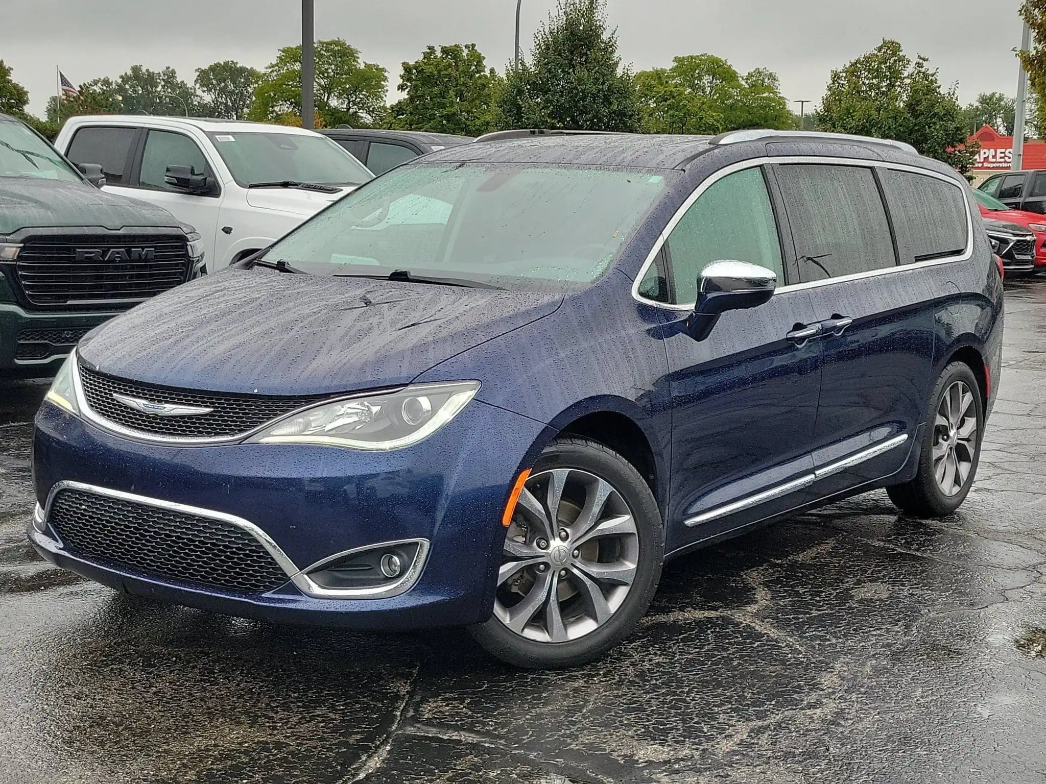 2019 Chrysler Pacifica Limited's photo