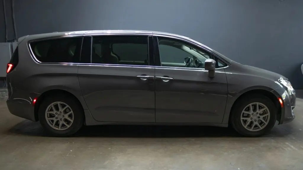 2020 Chrysler Pacifica Touring photo 3