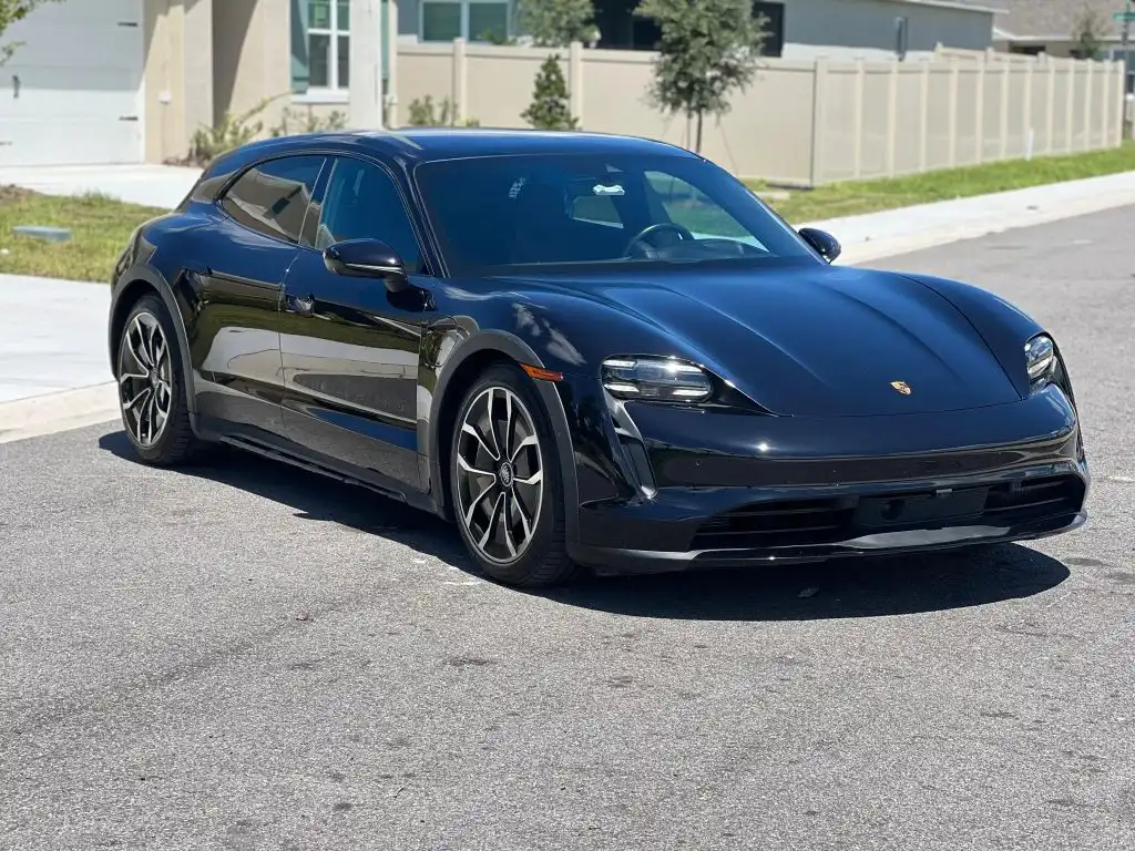 2022 Porsche Taycan Cross Turismo's photo