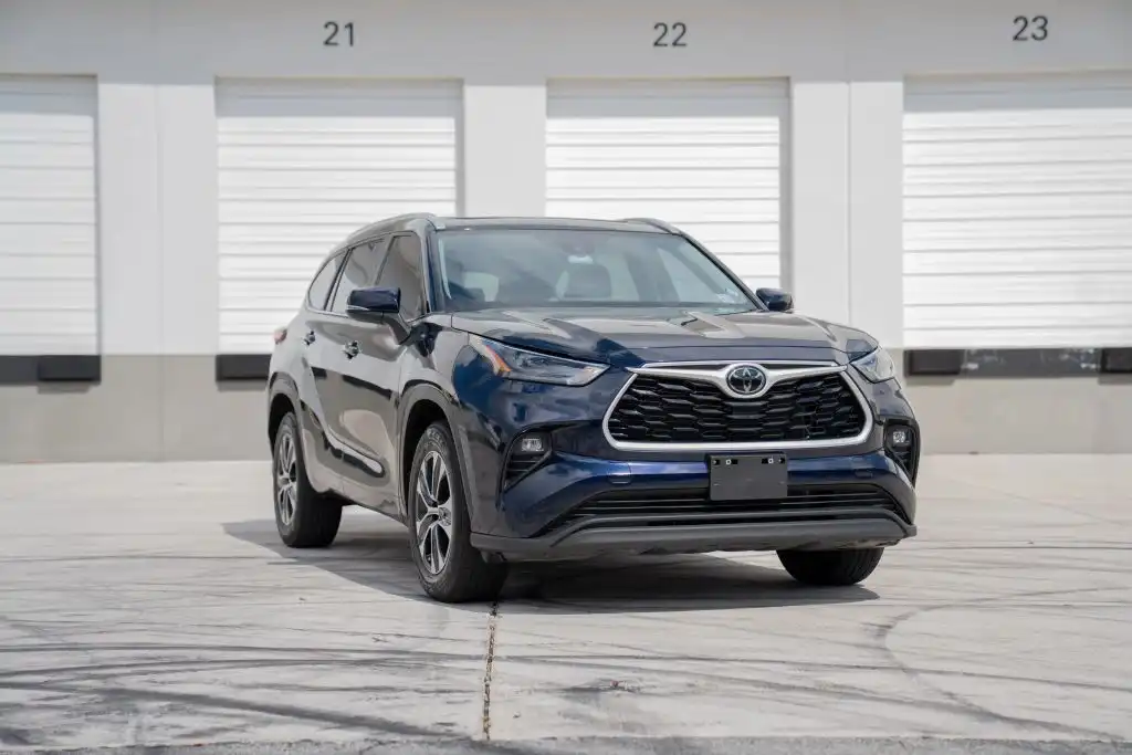 2023 Toyota Highlander XLE FWD's photo