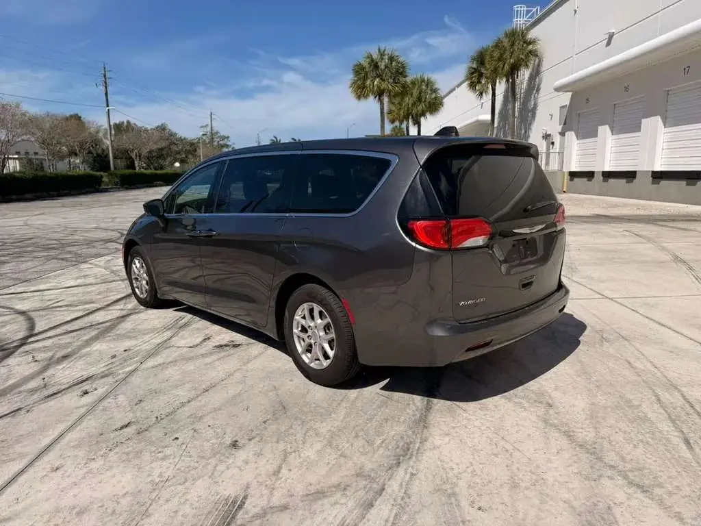 2023 Chrysler Voyager LX photo 4
