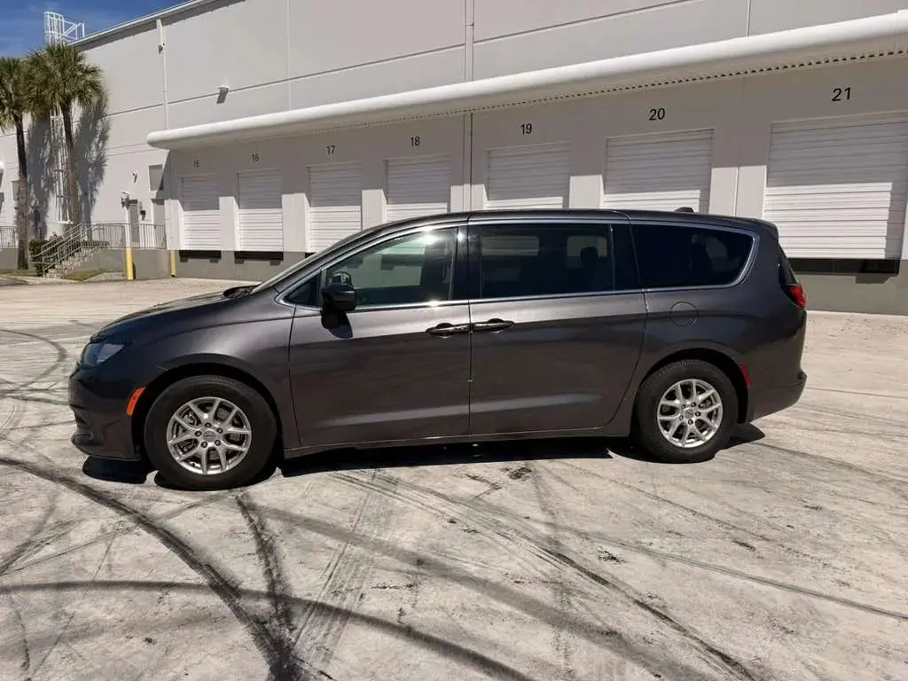 2023 Chrysler Voyager LX photo 3