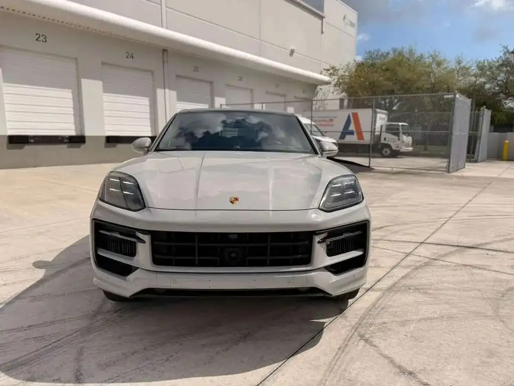 2024 Porsche Cayenne S's photo